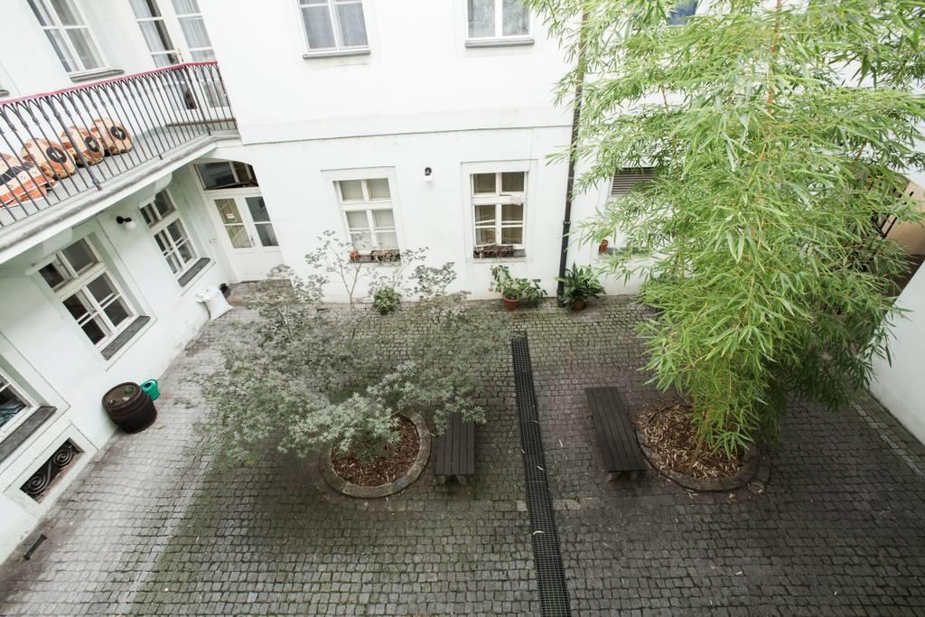 Quiet Apartment With Balcony Charles Bridge Praha Bagian luar foto