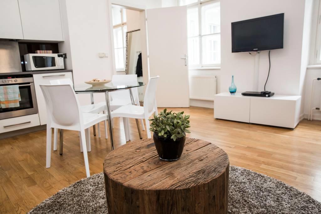 Quiet Apartment With Balcony Charles Bridge Praha Bagian luar foto