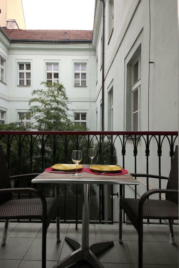 Quiet Apartment With Balcony Charles Bridge Praha Bagian luar foto