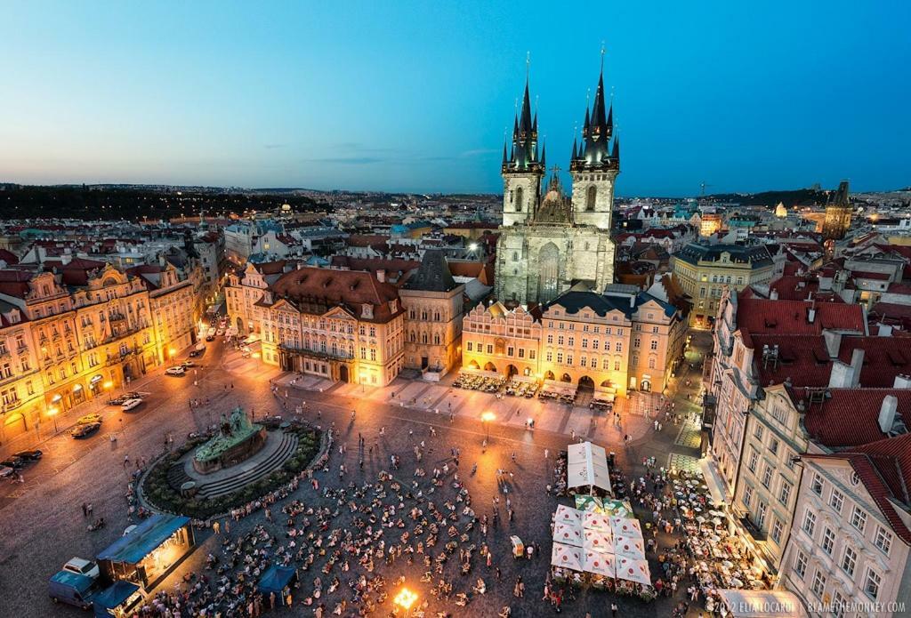 Quiet Apartment With Balcony Charles Bridge Praha Bagian luar foto