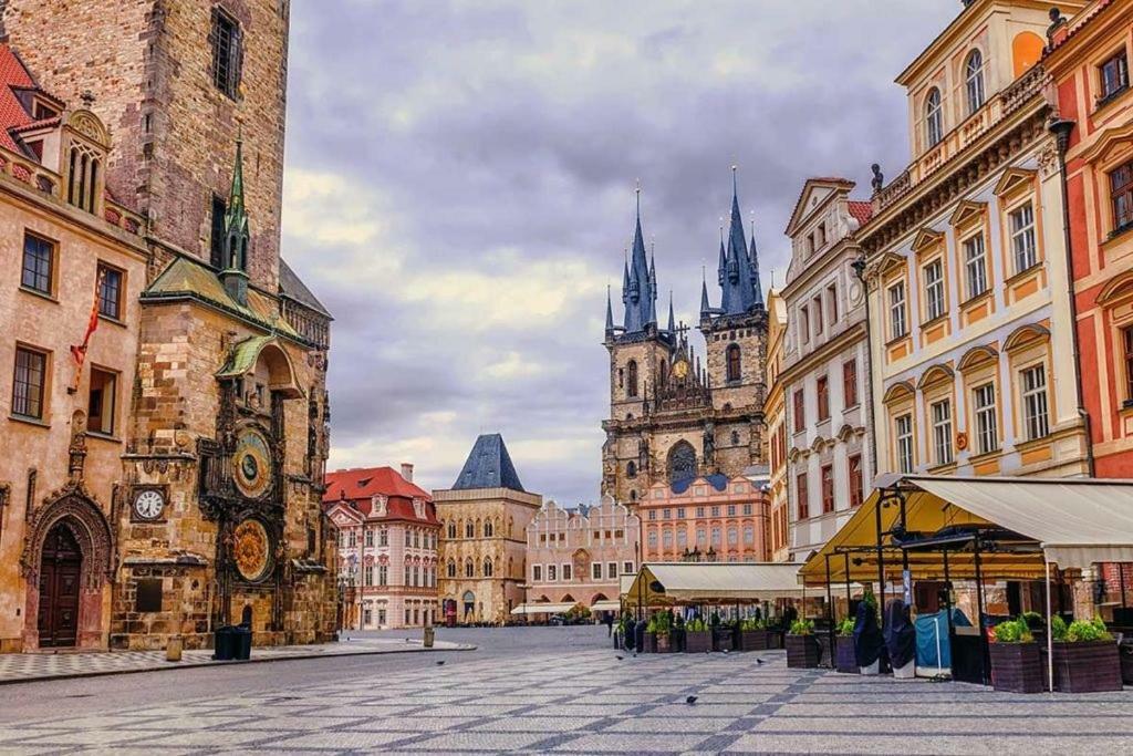 Quiet Apartment With Balcony Charles Bridge Praha Bagian luar foto